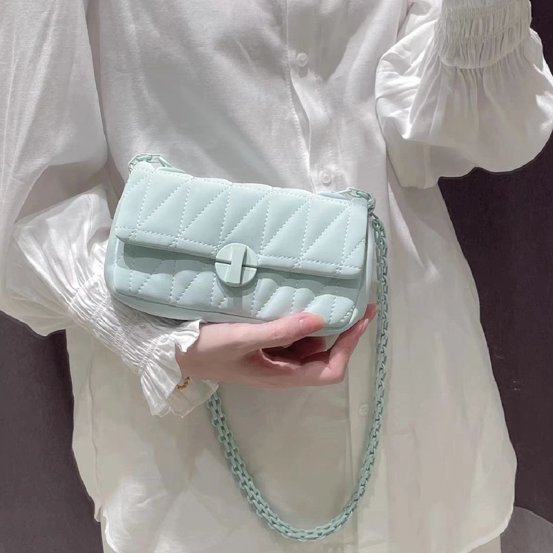 Luxury Quilted Bags - 2026年新作、女性用、キルティング加工のチェーン付きフラップデザイン、スクエア型、高級感のある高品質レザー製、小さめのアンダーアームショルダーバッグ、クロスボディバッグ。